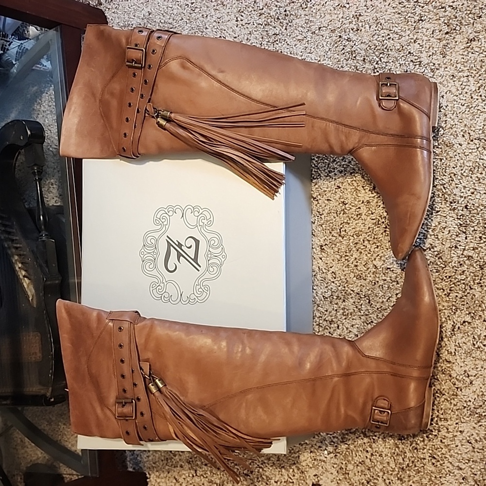ZIGIny size 8 boots!